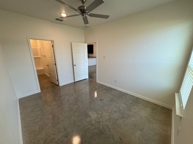 Building Photo - 636 Pacific Crest Trl