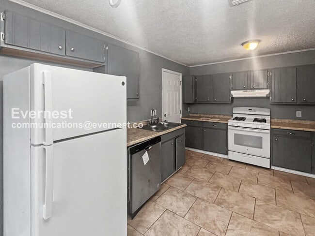 Building Photo - 3 Bed, 2 Bath Home with Fenced Yard / Pet-Friendly / Vouchers Accepted / Available Now!