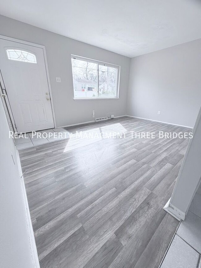 Building Photo - 241 Flora Dr