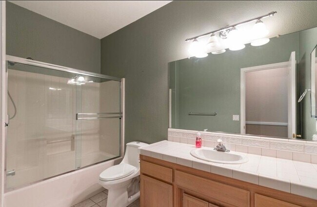 Building Photo - 3 bedroom 2 Bath home with garage, yard an...