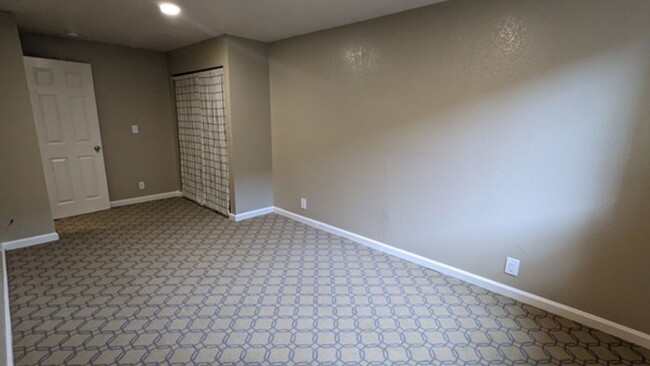 Building Photo - 2/1 apartment next to Cal Poly, all utilit...