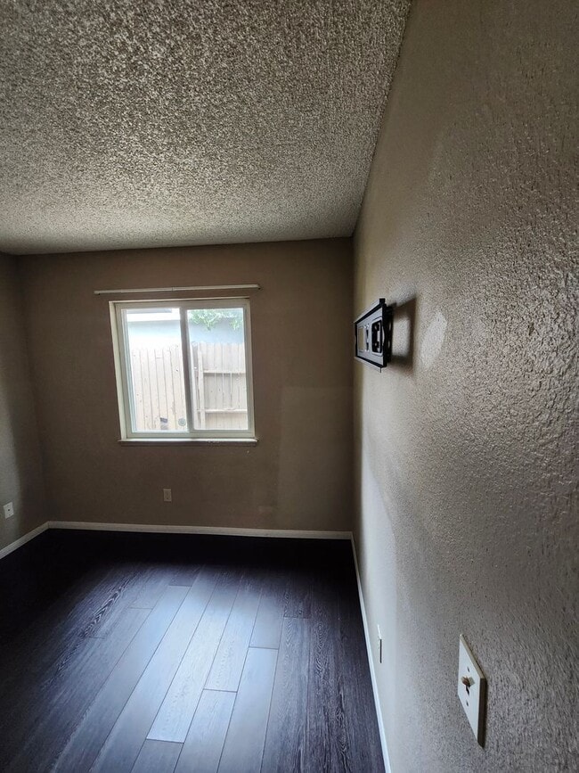Building Photo - Inviting 3-Bedroom Home