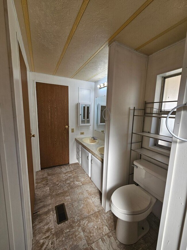 Building Photo - Large 3 bed/2 bath manufactured home in de...