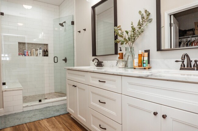 Building Photo - 2810 Pinnacle Point Dr