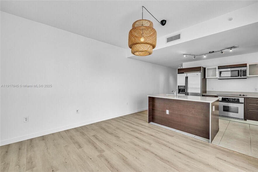 Building Photo - 1900 N Bayshore Dr