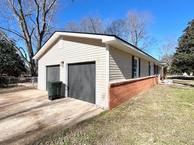 Building Photo - Coming Soon-2/5/26!- Charming 3- bedroom home with a move in special!