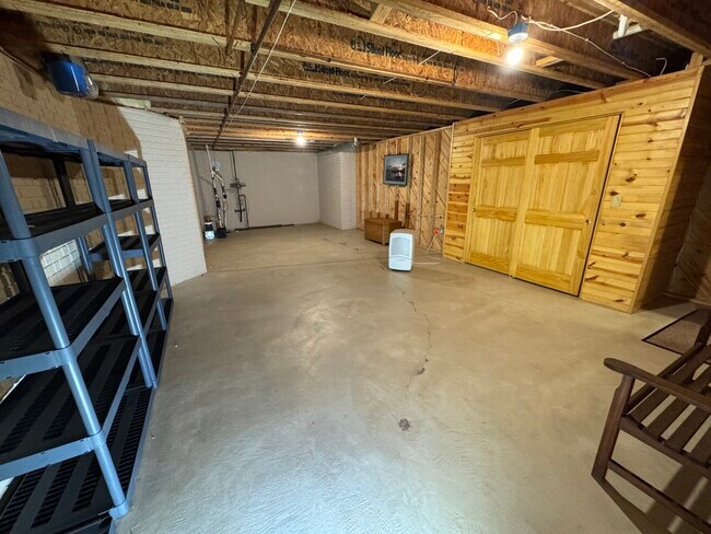 Building Photo - 18465 Stonehedge Dr