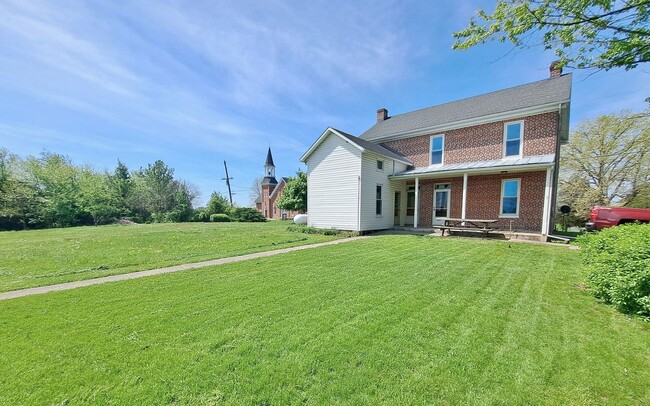 Building Photo - 3 Bed / 1-1/2 Bath Single Family w/2 Car G...