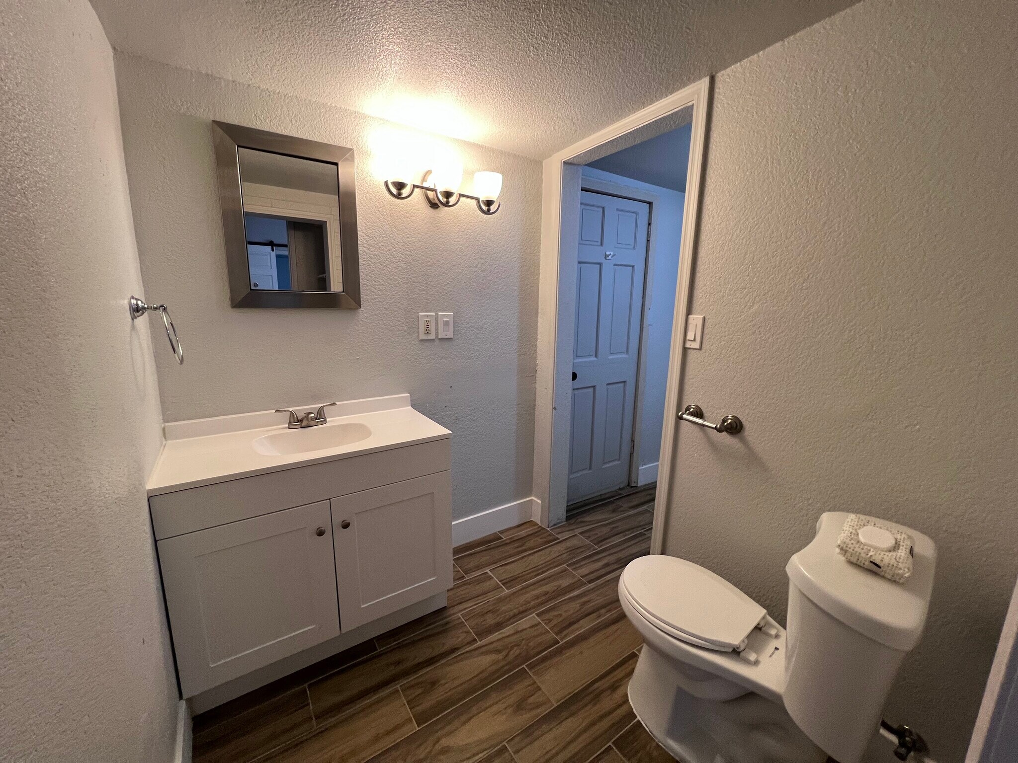 Ensuite bathroom 1 - 1405 S Farmer Ave