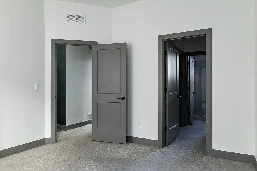 Primary Bedroom featuring an en-suite bathroom and a walk-in closet - 3505 S Marion St