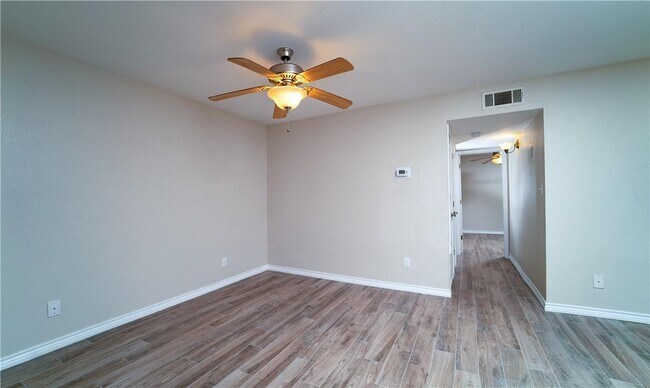 Building Photo - 400 W 35th St