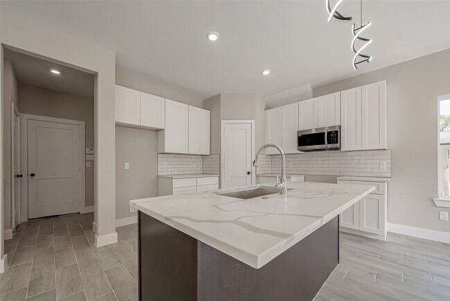 Building Photo - 8128 Chateau St