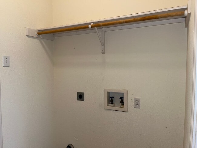 Building Photo - Duplex in Surrey Ridge!