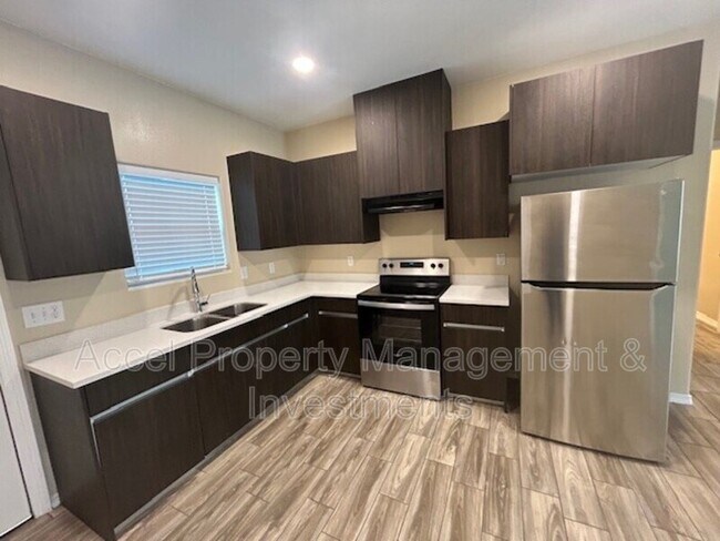 Building Photo - 1008 W La Pointe Ave