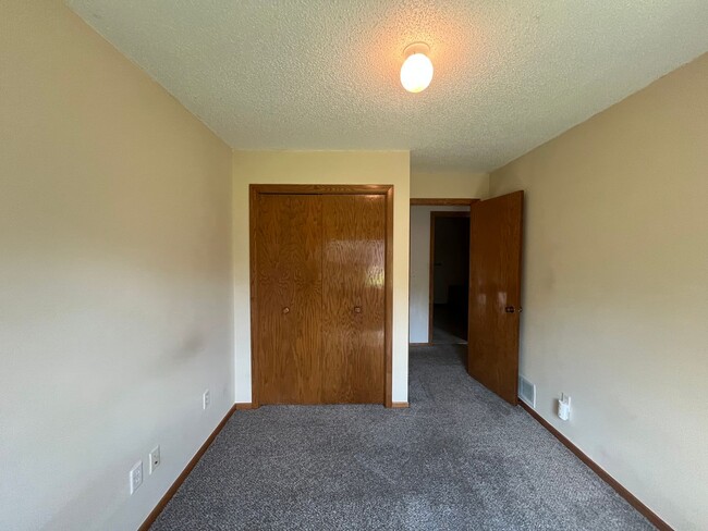 Building Photo - Don't pass up this corner lot unit with 3 ...