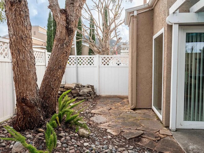Building Photo - 44511 La Paz Rd