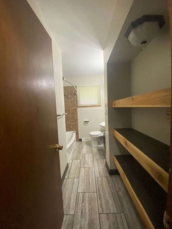 Building Photo - $1,600 | 3 Bedroom, 1 Bathroom House | No ...