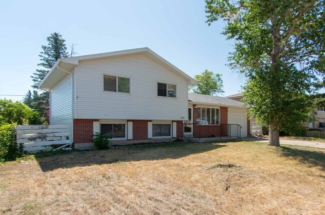 Building Photo - 6921 Manhattan Ln