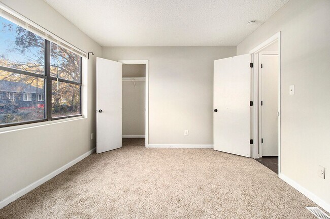 Building Photo - 3 Bedroom, 2 Bath Duplex near the Beltline
