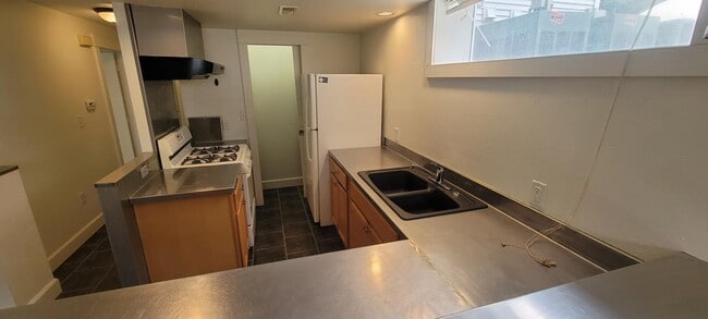 Building Photo - 303 Center St