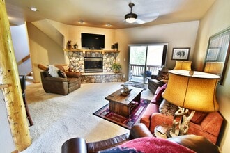 Building Photo - 33 Skyline Dr