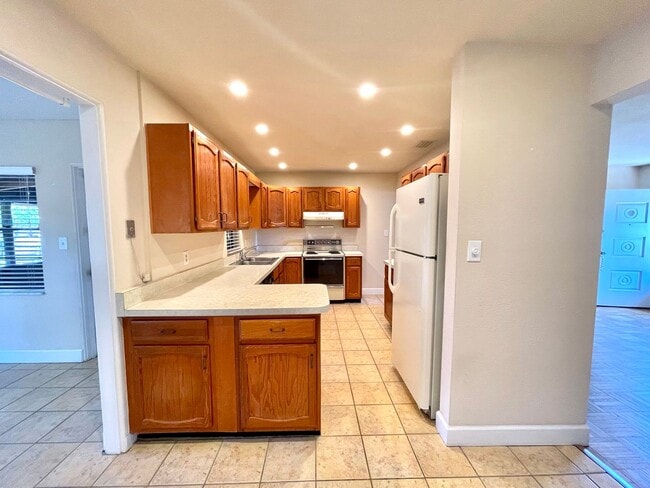 Building Photo - Cute 2/1.5 Quaint Bungalow with Single Garage in Winter Park right off Lee Road!