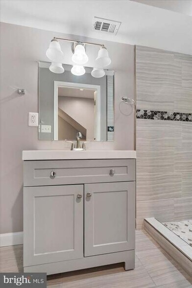 Building Photo - 1230 W Lombard St