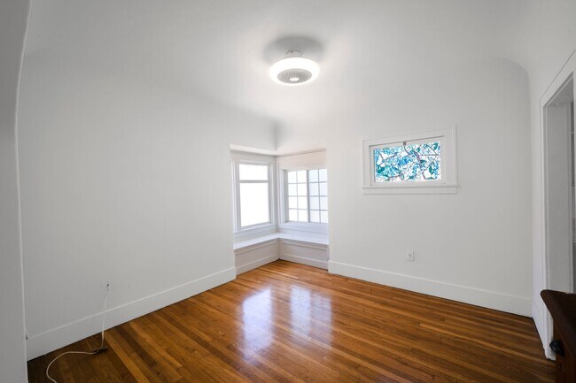 Building Photo - 3041 Valle Ave