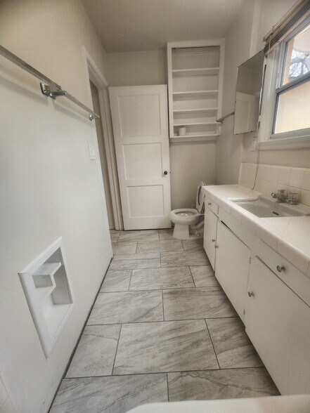 Building Photo - 908 Park Hill Dr