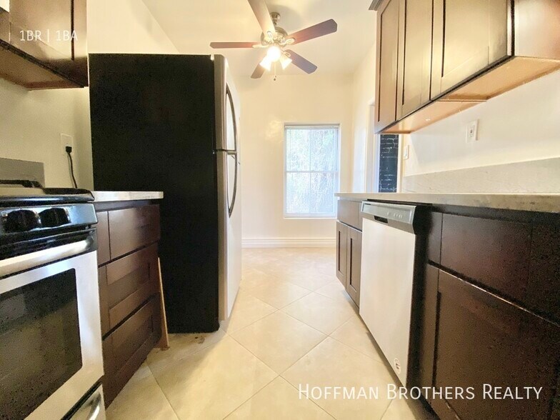 Building Photo - 800 N Las Palmas Ave