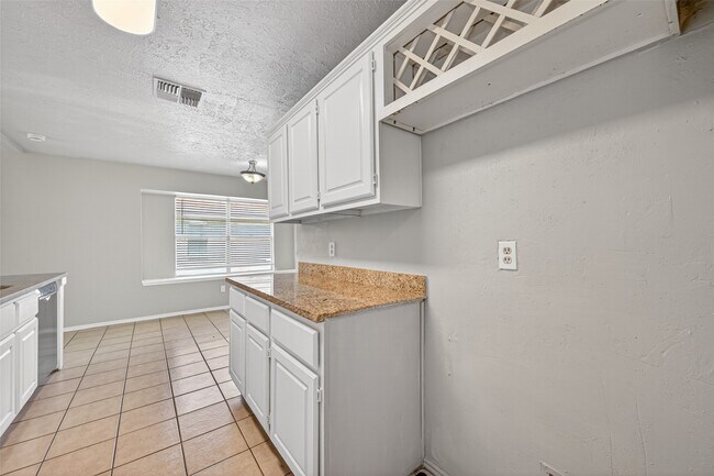 Building Photo - 2310 Woodwind Dr