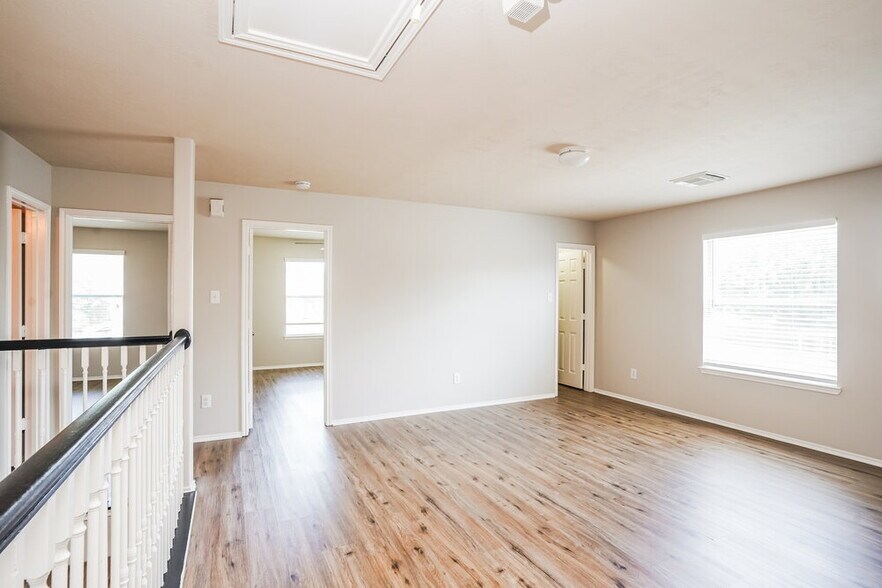 Building Photo - 2527 Floral Bloom Way