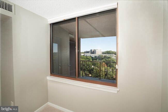 Building Photo - 10101 Grosvenor Pl