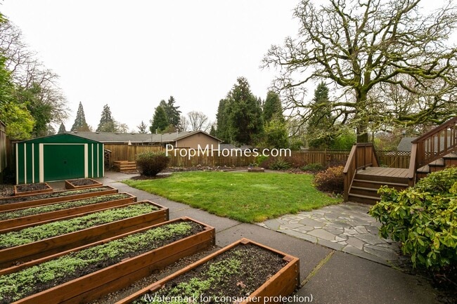 Building Photo - Spacious Four Bedroom Split-Level Home In Milwaukie!