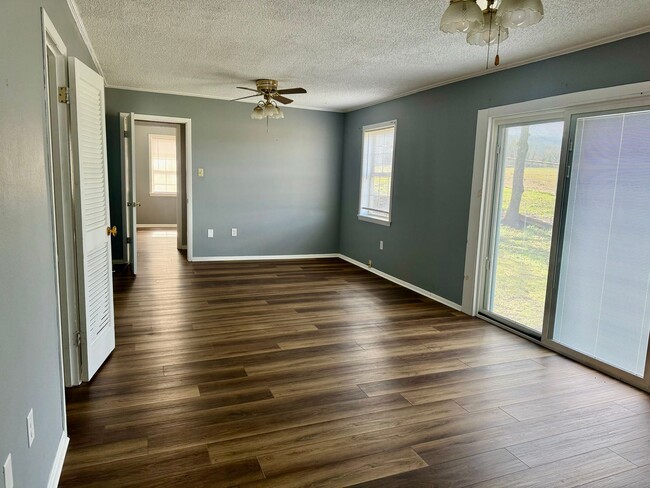 Building Photo - 3/2 on 5 Acres!