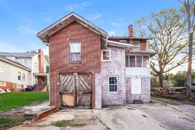 Building Photo - 332 W McLelland Ave