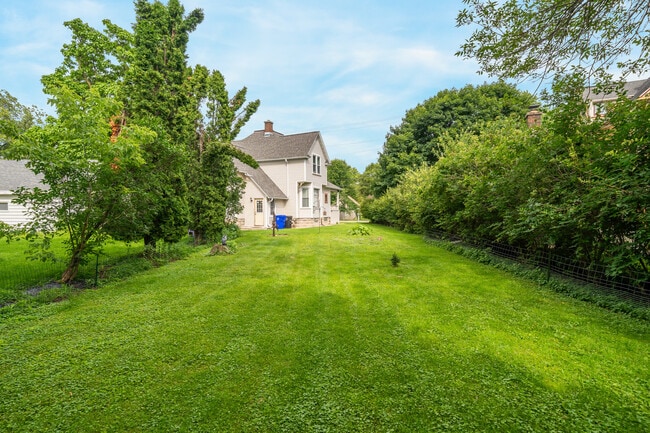 Building Photo - 1436 W Prospect Ave