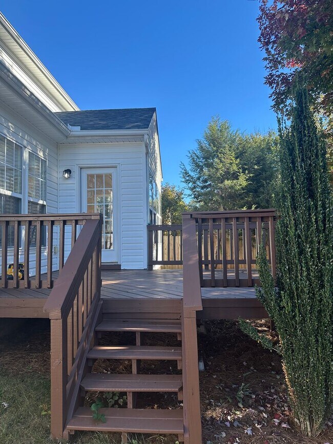 Building Photo - Prime Location, Five Forks! Lease only