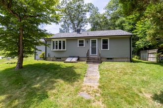 Building Photo - 2 Bedroom Ranch with Solar Panels, great e...