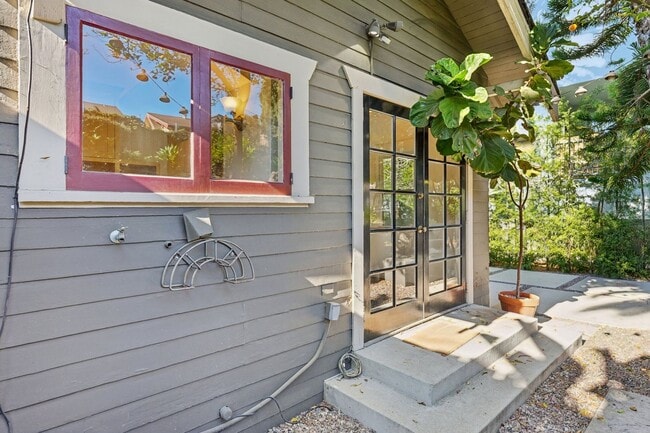 Building Photo - 1044 Manzanita St