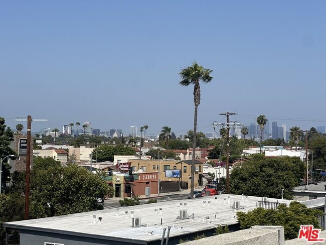Building Photo - 5403 W Wilshire Vista Ln
