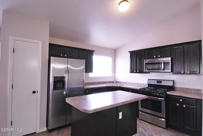 Building Photo - 610 Villas Del Valle Dr