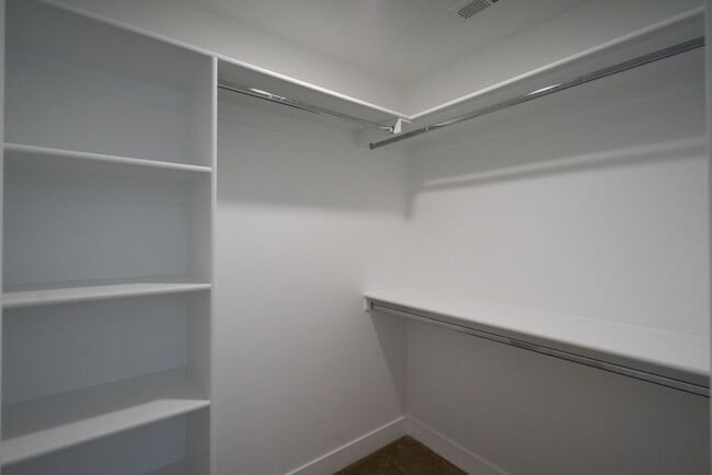 Building Photo - Well Maintained, 3 Bedroom and 2.5 Bathroo...