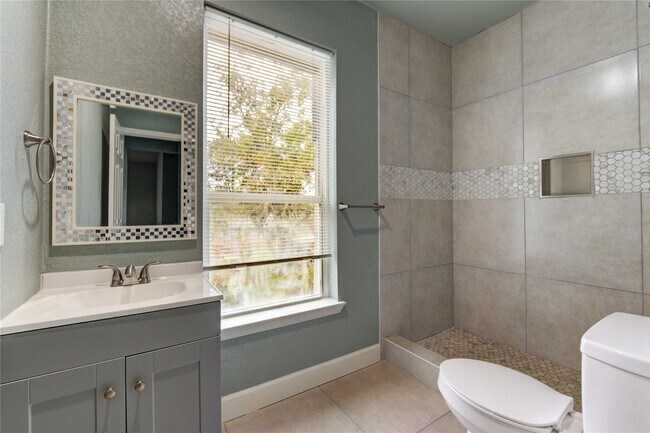 Building Photo - 4323 Continental Dr