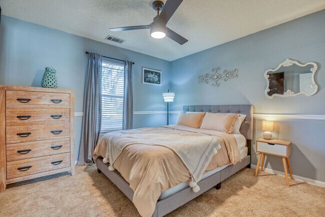 Building Photo - 3 BED | 3 BATH | POOLER | FURNISHED
