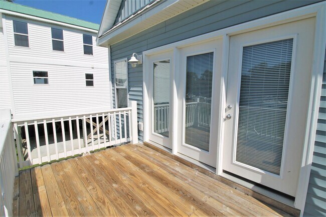 Building Photo - 2BR, 2BA Duplex with Close Water Access fo...