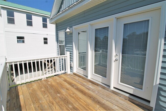 Building Photo - 2BR, 2BA Duplex with Close Water Access for Boats and Kayaks
