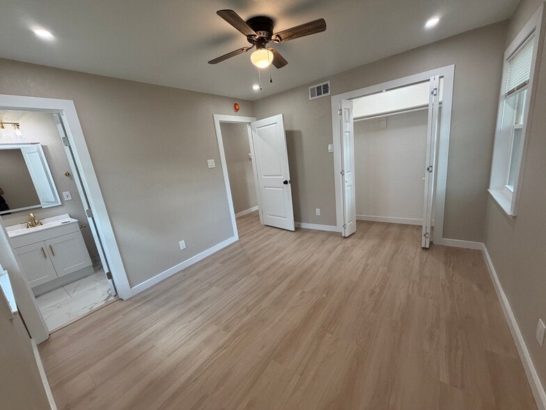 Building Photo - 302 N Cottonwood Dr