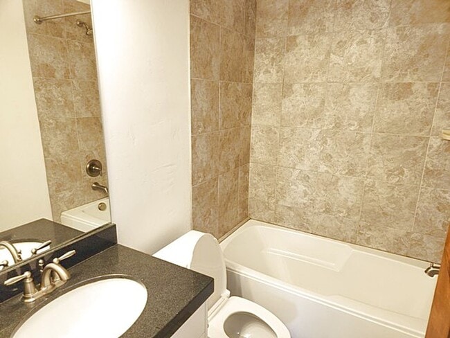 Building Photo - Well Appointed Townhome with Amenities