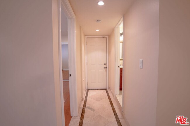 Building Photo - 3030 Stoner Ave